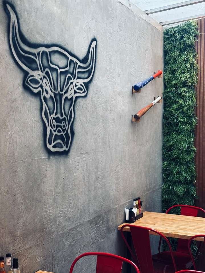 Mural do touro na parede de concreto, símbolo da Confraria